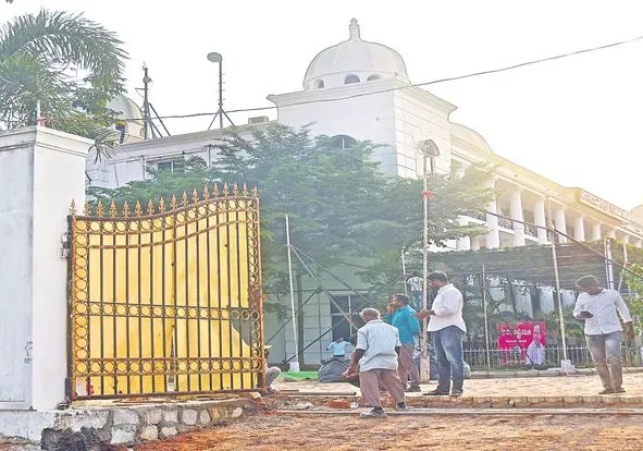 బీఆర్ఎస్ పార్టీ కార్యాలయానికి వాస్తు దోష నివారణ