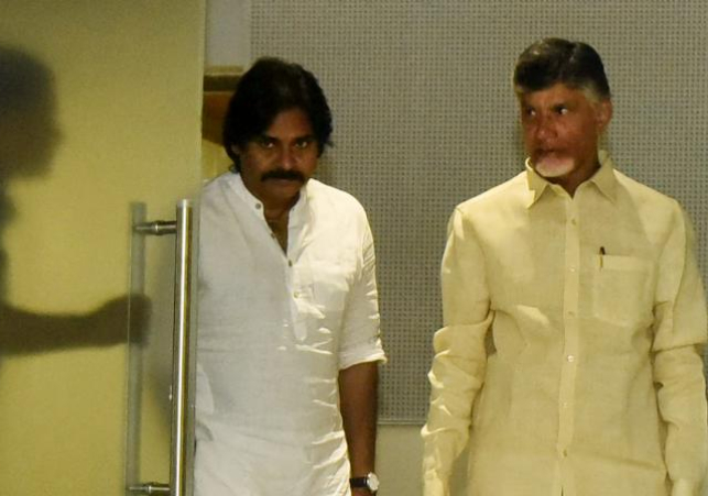 టీడీపీ అధినేత చంద్రబాబును పరామర్శించిన పవన్‌ కల్యాణ్‌