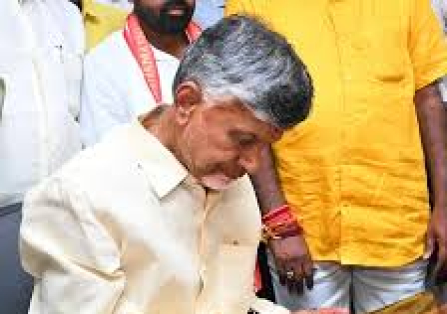 దేశంలోనే తొలి సీఎంగా చంద్రబాబు నాయుడు