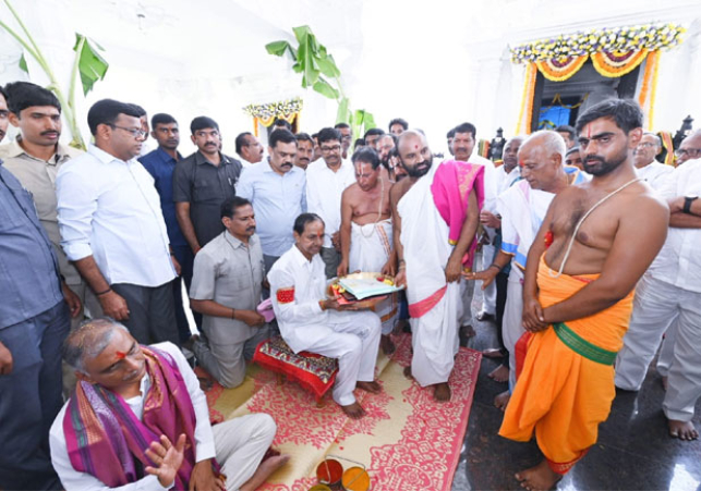 కోనాయిపల్లి వేంకటేశ్వరస్వామి ఆలయంలో కేసీఆర్ పూజలు