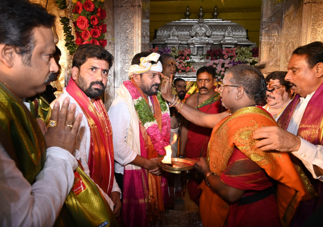 ఉజ్జయిని మహంకాళికి పట్టువస్త్రాలు సమర్పించిన సీఎం రేవంత్‌