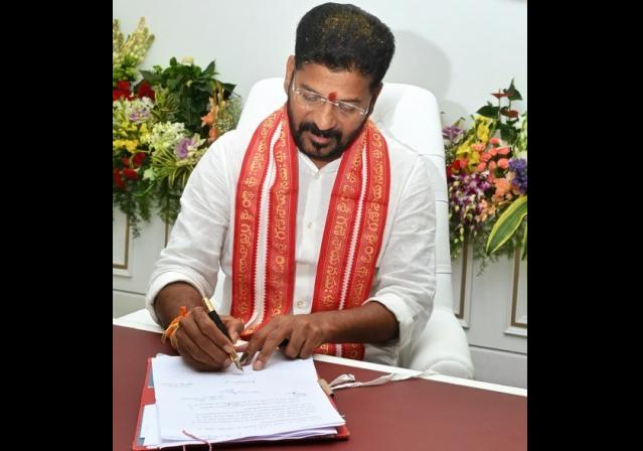 తెలంగాణలో కొలువుదీరిన కొత్త ప్రభుత్వం