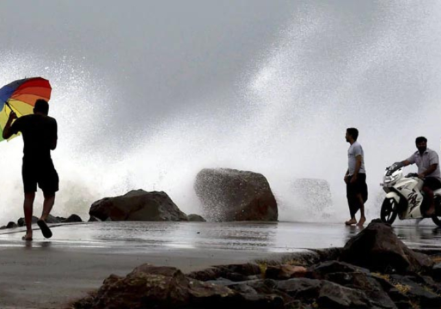 ముంచుకొస్తున్న బిపోర్‌జాయ్‌- విద్యాసంస్థలకు సెలవు- 67 రైళ్లు రద్దు