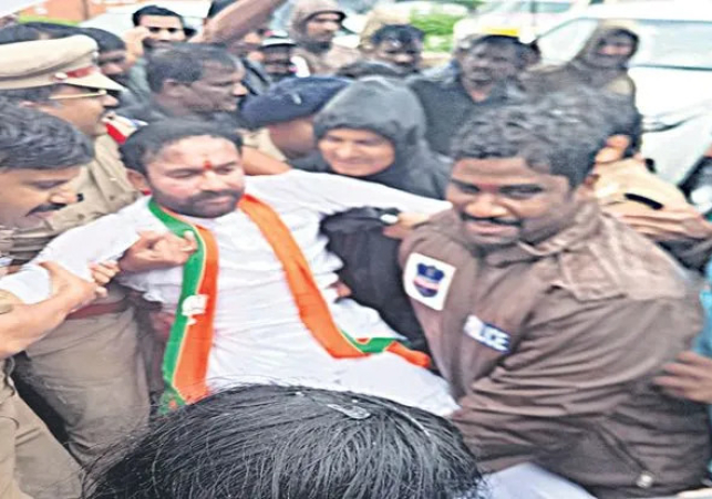 కేంద్ర మంత్రి కిషన్ రెడ్డిని అరెస్ట్ చేసిన పోలీసులు