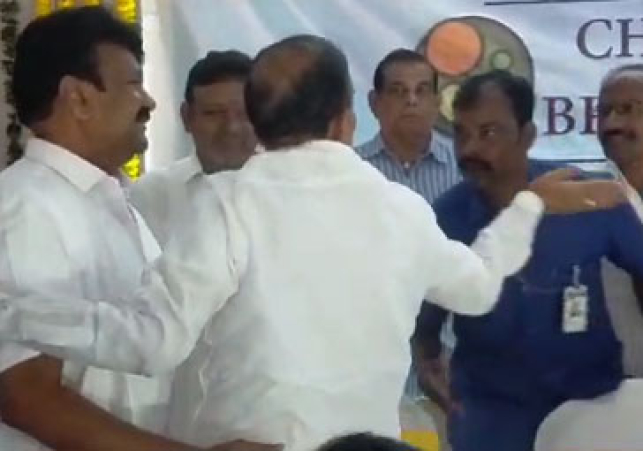 గన్‌మన్‌ చెంపపై కొట్టిన హోంమంత్రి మహమూద్‌ అలీ