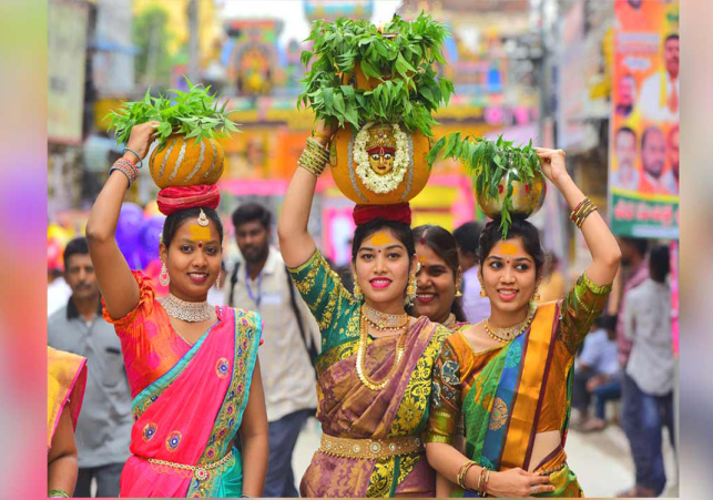 అంగరంగ వైభవంగా సికింద్రాబాద్ ఉజ్జయిని మహాకాళి బోనాలు