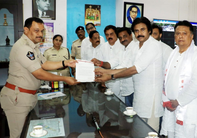 సీఐ అంజూయాదవ్‌ పై చర్యలు తీసుకోవాలని ఎస్పీకి పిర్యాదు చేసిన పవన్ కళ్యాణ్
