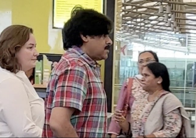 సతీసమేతంగా ఇటలీ బయల్దేరిన పవన్‌ కల్యాణ్.. 