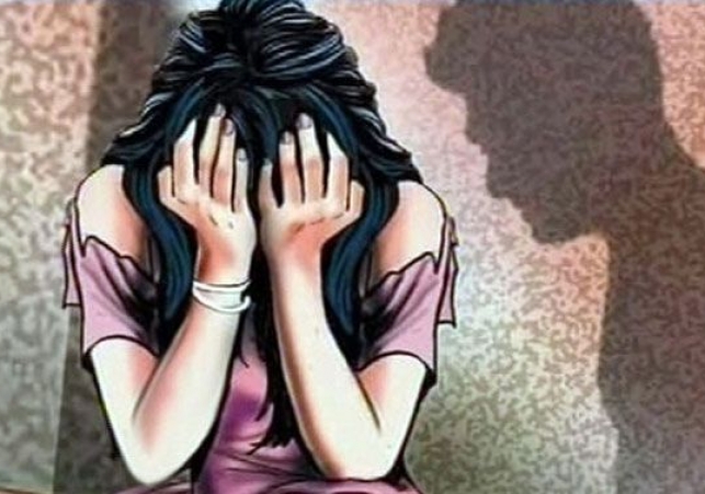 యువతికి మత్తుమందు ఇచ్చి అత్యాచారం.. ఎస్సైపై కేసు