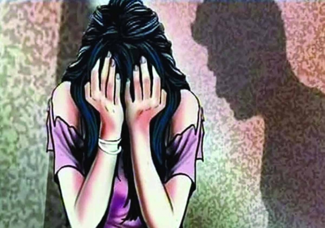 ఫ్రెండ్ కూతురిపై ఉన్నతాధికారి అత్యాచారం