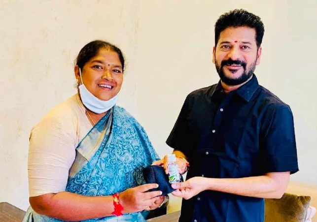 సీతక్కను ముఖ్యమంత్రిని చేస్తామన్న రేవంత్ రెడ్డి