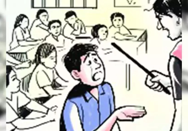 హోమ్‌ వర్క్‌ చేయలేదని చిన్నారిని పలకతో కొట్టిన టీచర్‌.. 