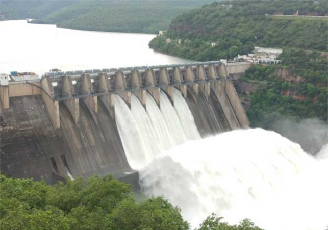 శ్రీశైలంలో పరవళ్లు తొక్కుతున్న కృష్ణమ్మ