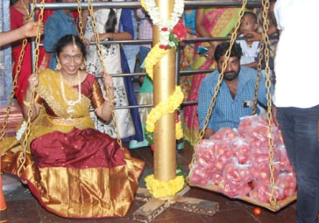 టమాటాలతో తులాభారం - అనకాపల్లిలో విచిత్రం