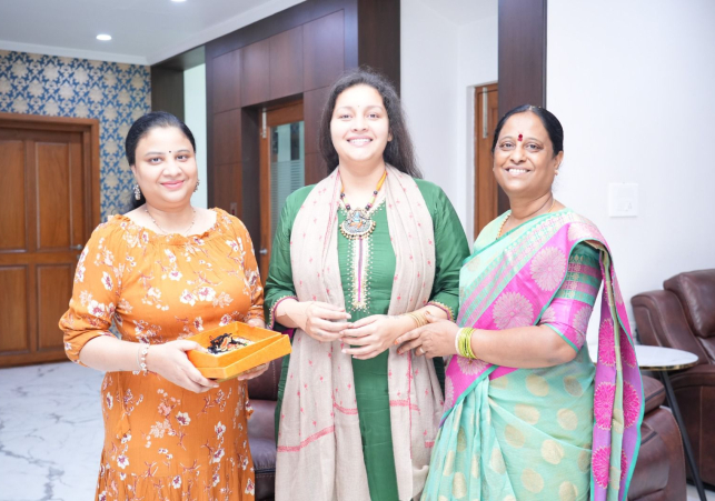 మంత్రి కొండా సురేఖను కలిసిన రేణూదేశాయ్