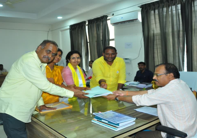చంద్రబాబు తరఫున నామినేషన్‌ వేసిన నారా భువనేశ్వరి