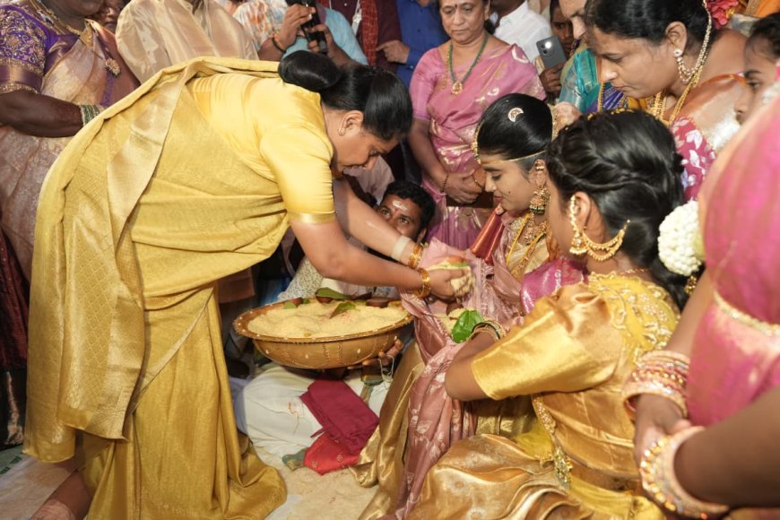 వధువు మెడలో మూడు ముళ్లు వేసిన కవిత.. ఇదీ ముదిరాజ్‌ సంప్రదాయం